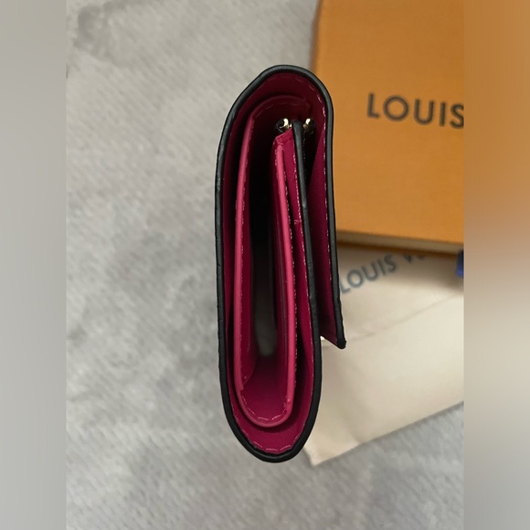 Louis Vuitton Capucines Compact Wallet - Picture 3 of 7